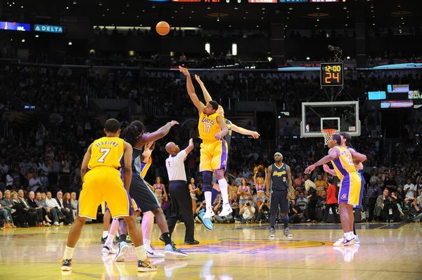 波士顿红袜队王牌罗杰·克莱门斯单场投出 20 次三振，创下九局比赛的新纪录